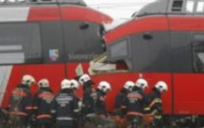 Viyana'da iki yolcu treni çarpıştı, 5'i ağır onlarca yaralı var