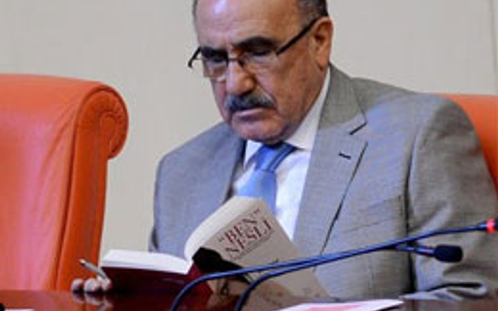 Atalay'ın okuduğu kitaba dikkat!