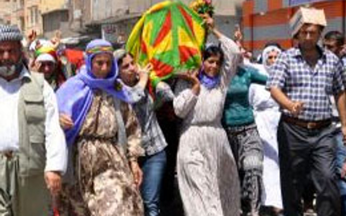 PKK'lının cenazesini kadınlar taşıdı