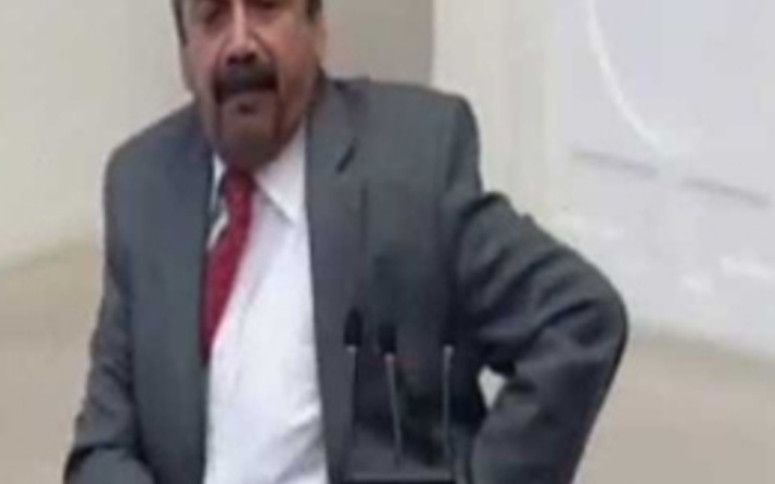 Sırrı Süreyya az kalsın soyunuyordu