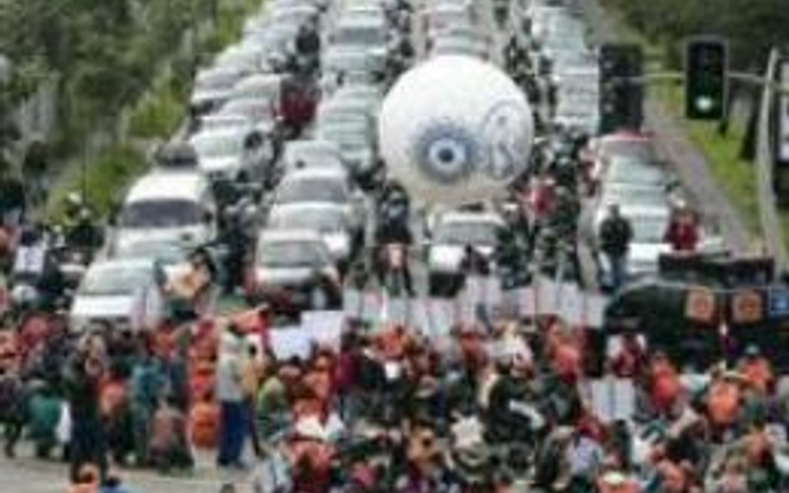 Brezilya'da grev: on binler sokaklarda