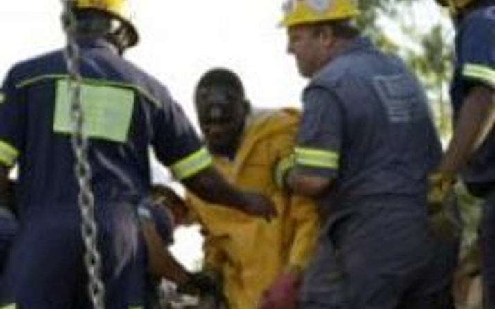 Güney Afrika: Madende mahsur kalan işçiler polisten kaçıyor