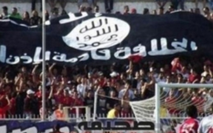 Tribünde dev IŞİD bayrağı açtılar!