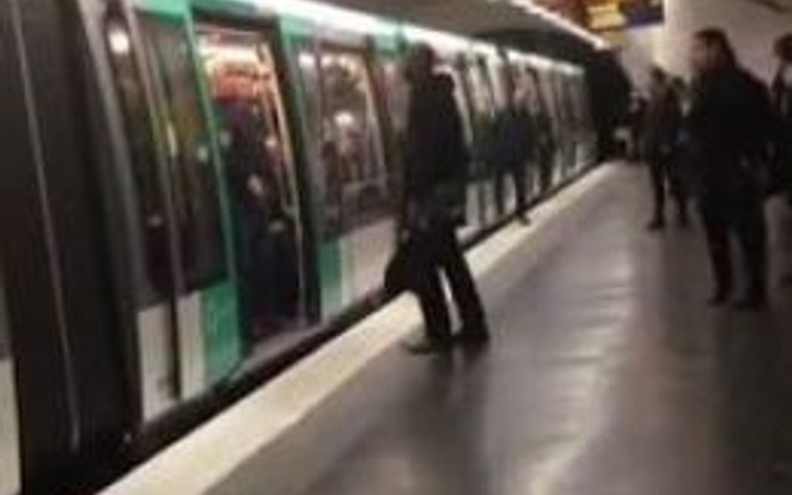 Chelsea taraftarlarının ırkçı Paris saldırısı videoda