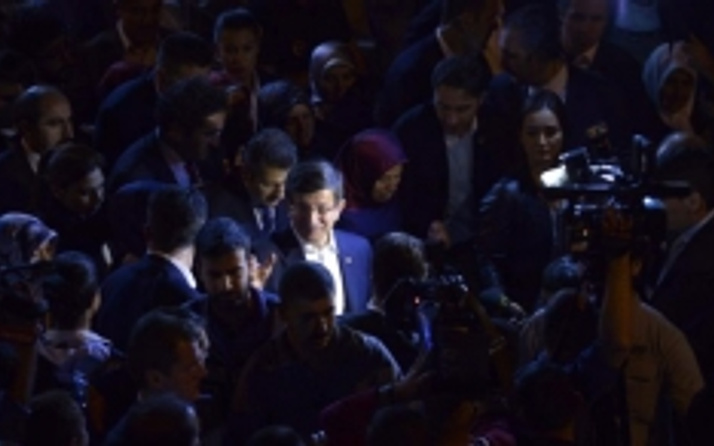 Davutoğlu'nun Van ziyaretine damga vuran an!