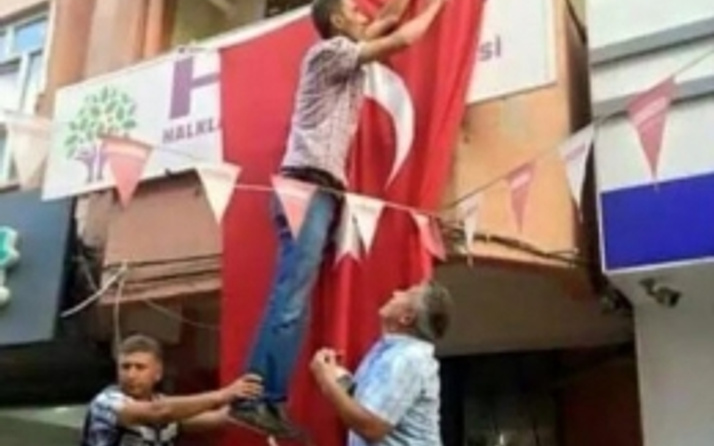 Polis, HDP tabelasına bayrak astı!