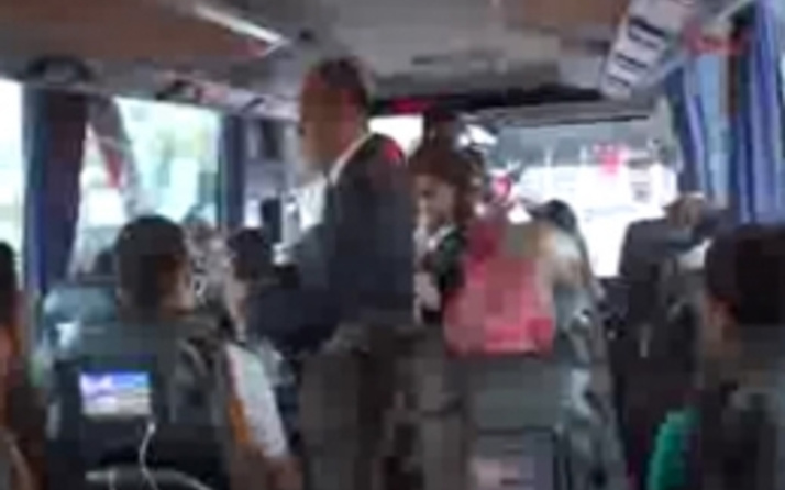 MHP'liler doğu otobüslerinde gül dağıttı
