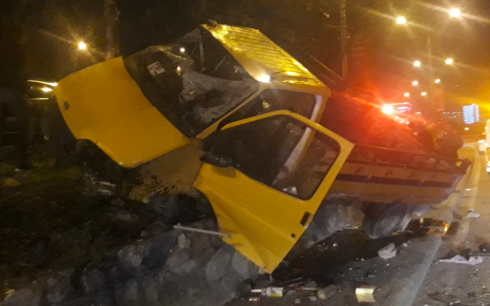 İzmir'de alkollü sürücü refüje daldı