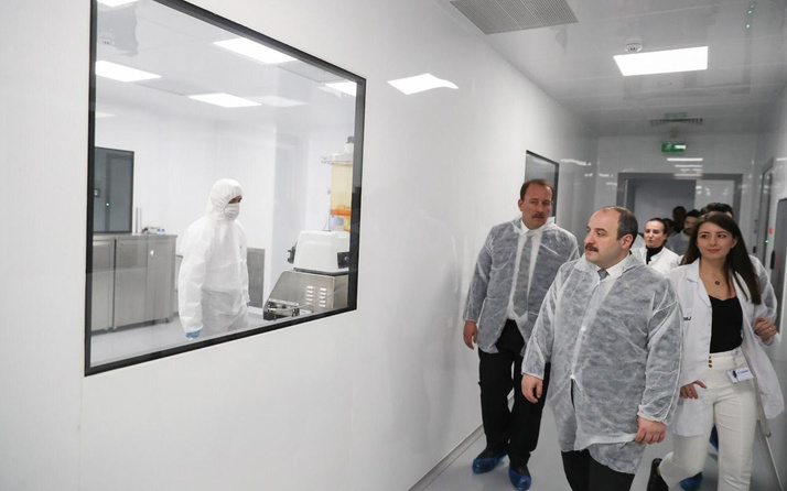 Sanayi ve Teknoloji Bakanı Varank, Türkiye'nin ilk kuduz antiserumu laboratuvarda