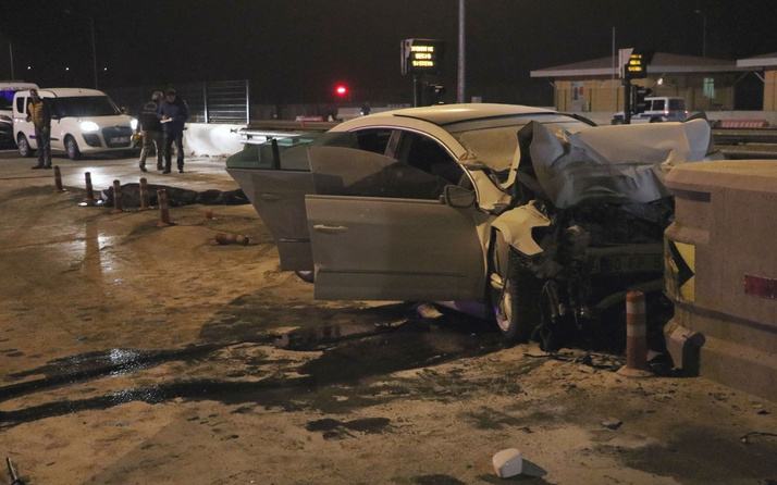 Niğde'de otomobil otobandaki gişelere çarptı 2 ölü 1 yaralı