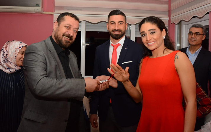 Kaleci Muammer, basketbolcu Dila ile nişanlandı