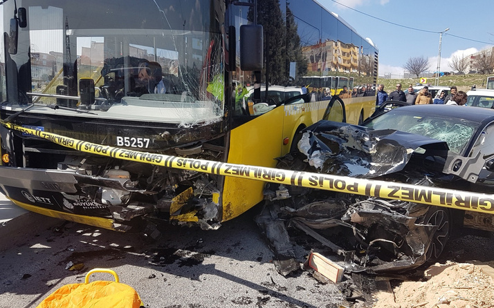 Başakşehir'de İETT otobüsü ile otomobil çarpıştı