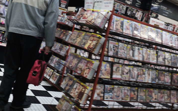 Porno koleksiyonunu çöpe atan ailesine öyle bir şey yaptı ki