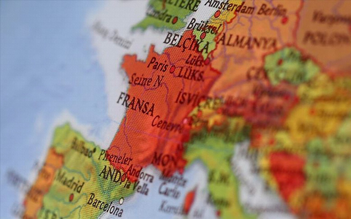 Fransa'da üç caminin duvarına İslam karşıtı yazılar yazıldı