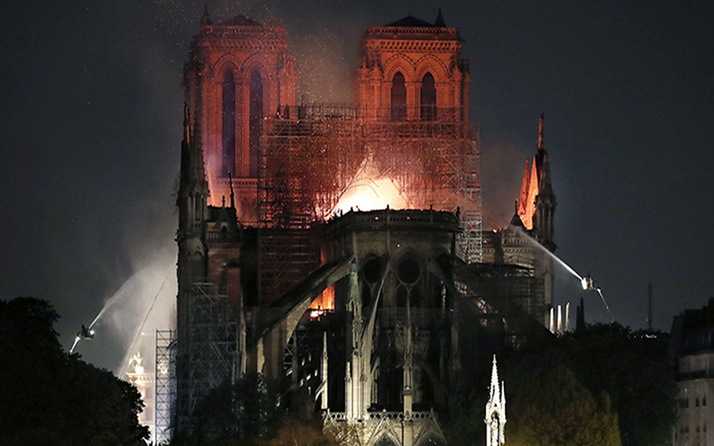 Notre Dame’ın içindeki değerli eserler yangından kurtarıldı