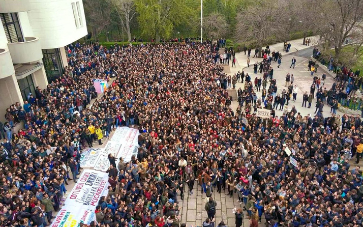 ODTÜ bahar şenliği krizi! Öğrenciler rektörlük önünde zıplıyor işte sebebi