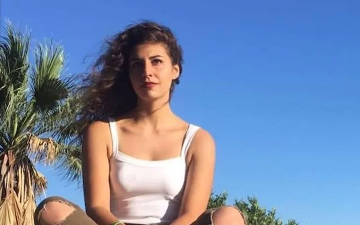 İtalya'da babasını öldüren 19 yaşındaki genç kız serbest kaldı!