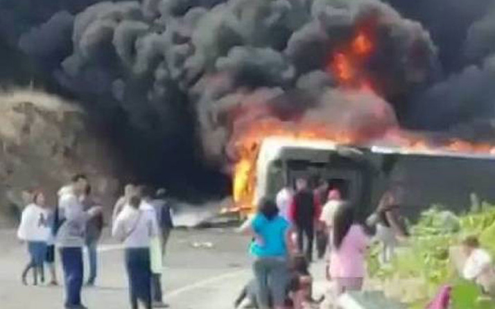 Yolcu otobüsü ile TIR çarpıştı: 21 ölü 30 yaralı