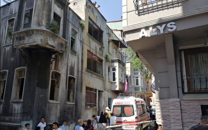 Beyoğlu’nda bir kadın 3 katlı binadan atlayarak intihar etti