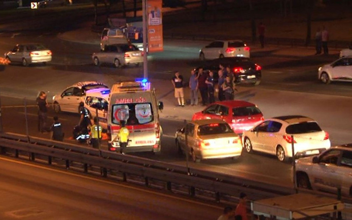İstanbul'da feci kaza! Üst geçitten düştü