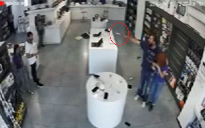 Gürcistan'da bıçakla kadın çalışanı rehin alıp mağaza soymaya kalktı