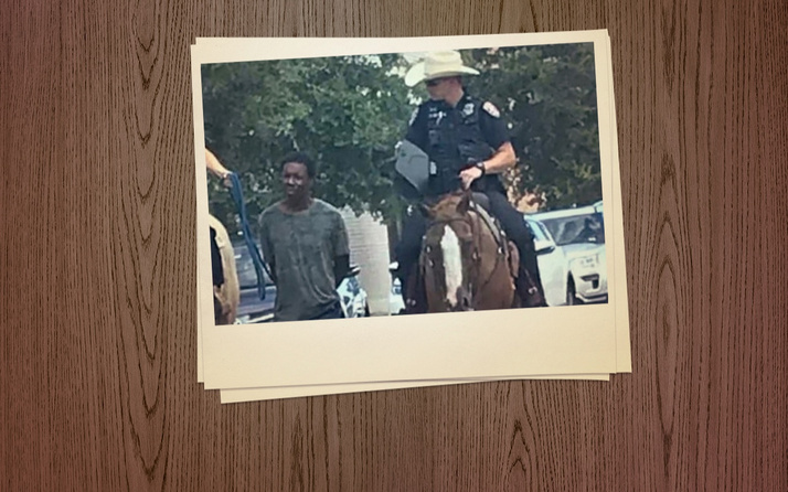 Teksas'da at üzerindeki iki beyaz polis siyah adamı iple bağlayarak yürüttü