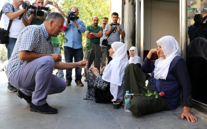 Dağa kaçırıldı denilen genç bakın nereden çıktı! Annesi HDP önündeki eylemini bitirdi