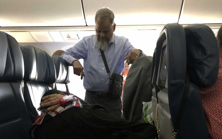 Uçakta çekilen bu fotoğraf sosyal medyayı ikiye böldü