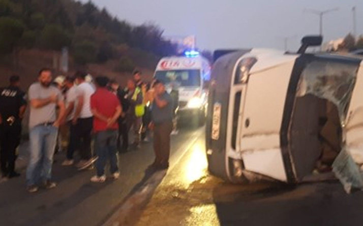 TEM Otoyolu'nda servis minibüsü devrildi: 5 yaralı