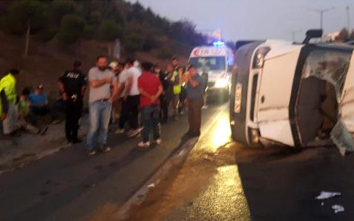 TEM'de servis minibüsü devrildi: 5 yaralı