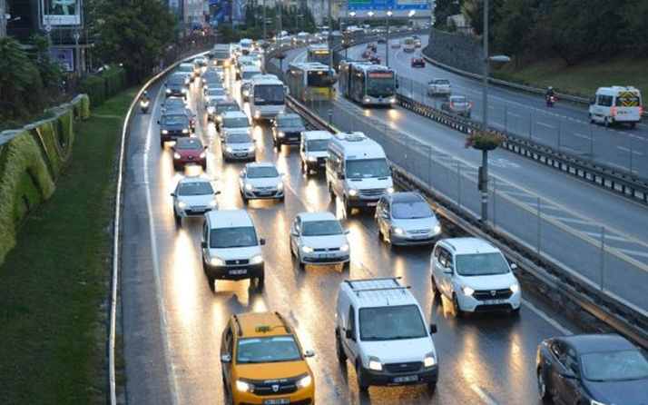 İstanbul’da yağmur trafiği felç etti