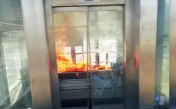 İstanbul'da metrobüs durağında yangın paniği
