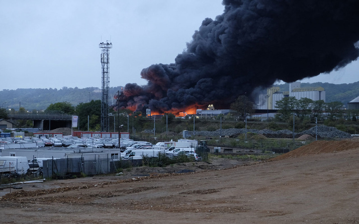 Fransa'da kimya fabrikasında kortutan yangın
