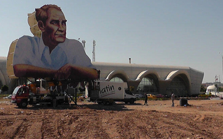 Şehir merkezi girişine Atatürk posteri asıldı