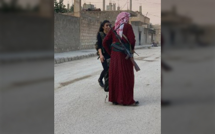 YPG'liler Barış Pınarı Harekatı'na karşı eteklerini giydi