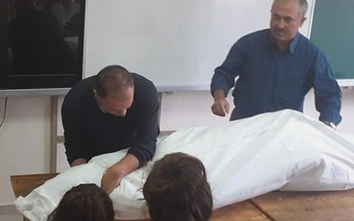 Balıkesir'de öğretmenin öğrenciyi kefenleyerek ders anlattığı iddiası