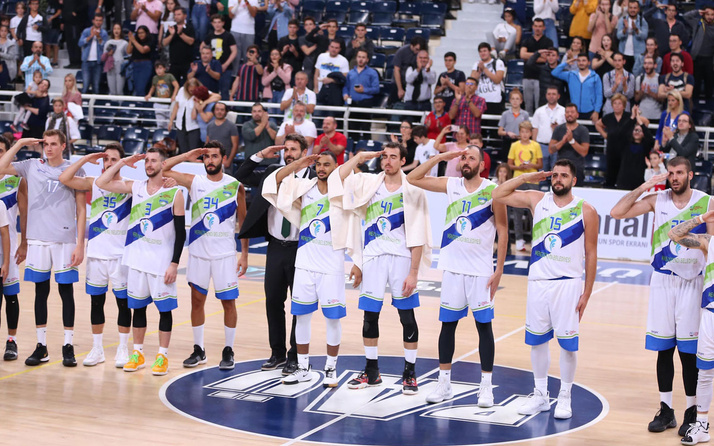 2. Lig'de karşılaşmada yabancı basketbolculardan asker selamı