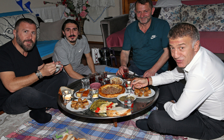 Ahmet Ağaoğlu Abdülkadir Ömür ile yer sofrasında yemek yedi