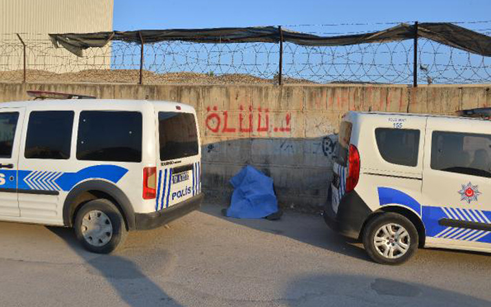 Adana'da 'Ölüü' yazan duvarın önünde ölü bulundu