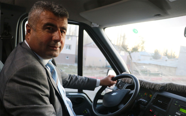 Sivas Deliilyas Belediye Başkanı Mehmet Tek öğrenci servisinde şoförlük yapıyor