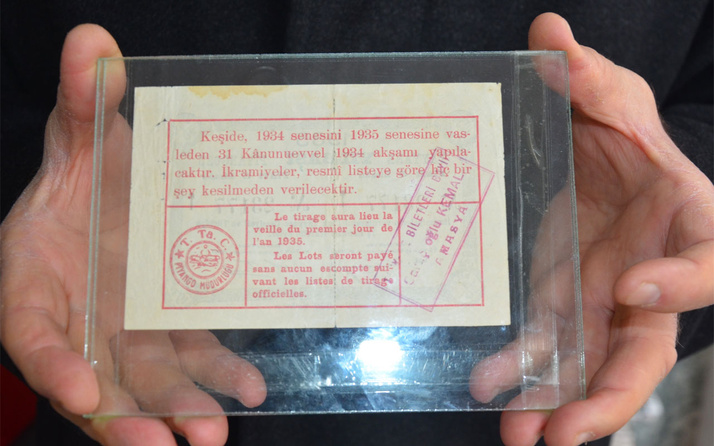 1934 tarihli milli piyango biletine gözü gibi bakıyor