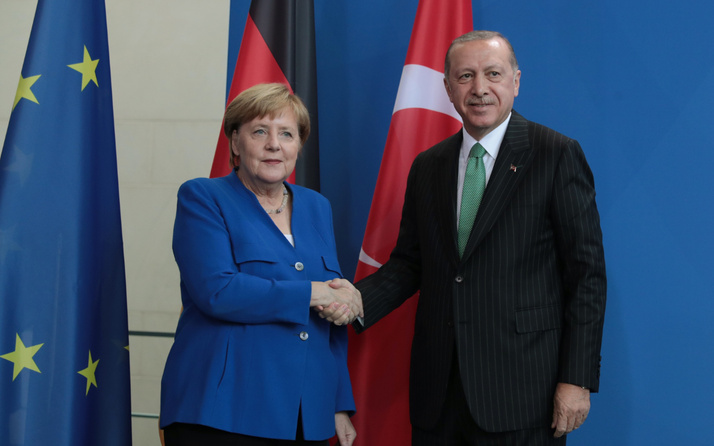 Cumhurbaşkanı Erdoğan Merkel'le telefonda görüştü!