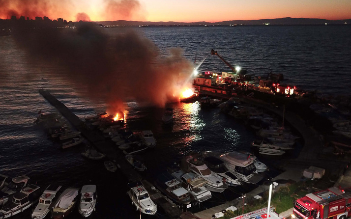 İstanbul Kartal'da 6 tekne alev alev yandı