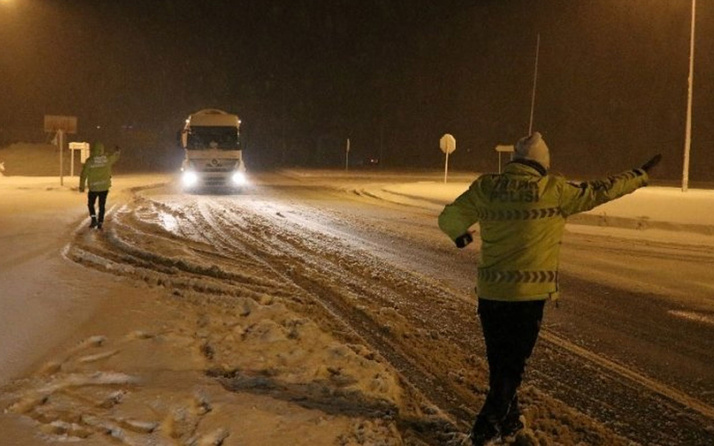 Kar yağışı Bolu Dağı'nda trafiği durdurdu