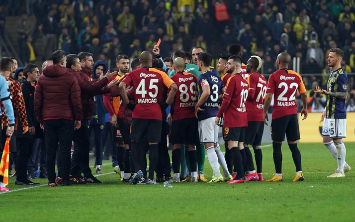 Fenerbahçe Galatasaray derbisinde kartlar havada uçuştu