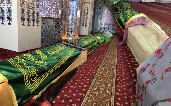 İran merkezli depremin Van'da yarattığı enkazda yaşamını yitirenler camiye getirildi