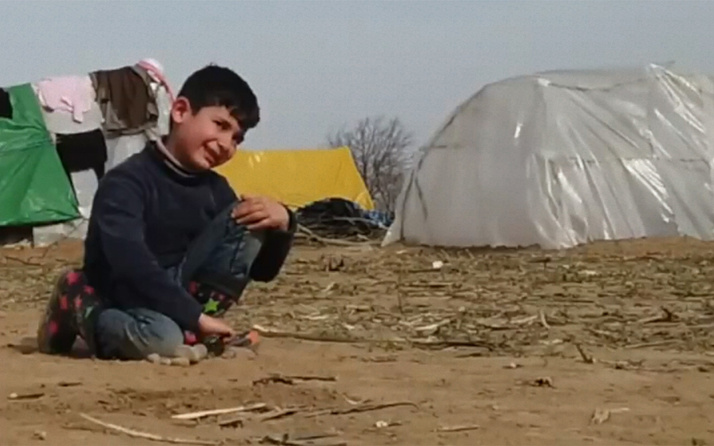 Yunanistan sınırında taşlarla oynayan mülteci miniğe Kızılay'dan sürpriz