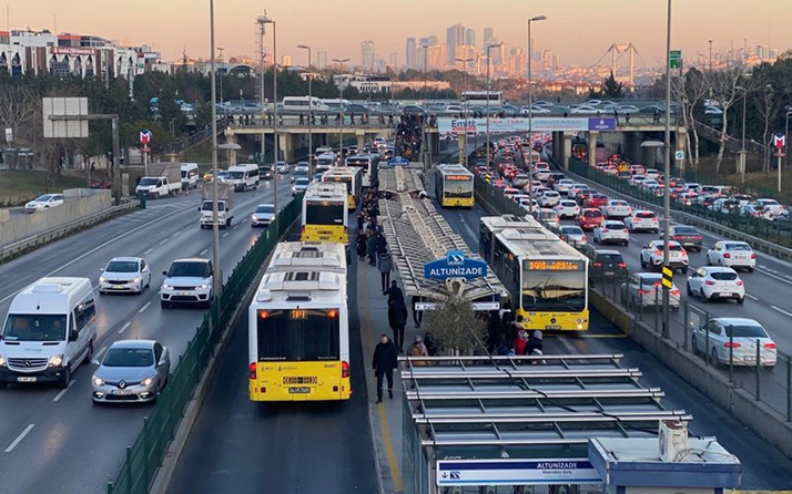 İstanbullu koronavirüs korkusuyla toplu ulaşımdan kaçıyor yüzde 17 oldu