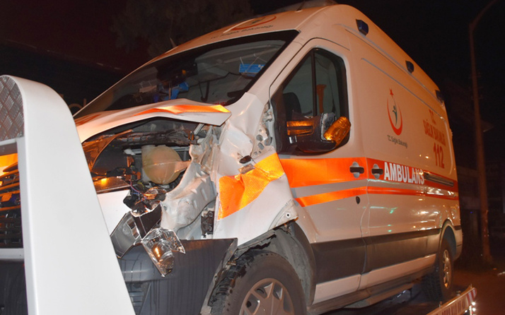 izmir Karabağlar'da ambulans yayalara çarptı: 2 ölü