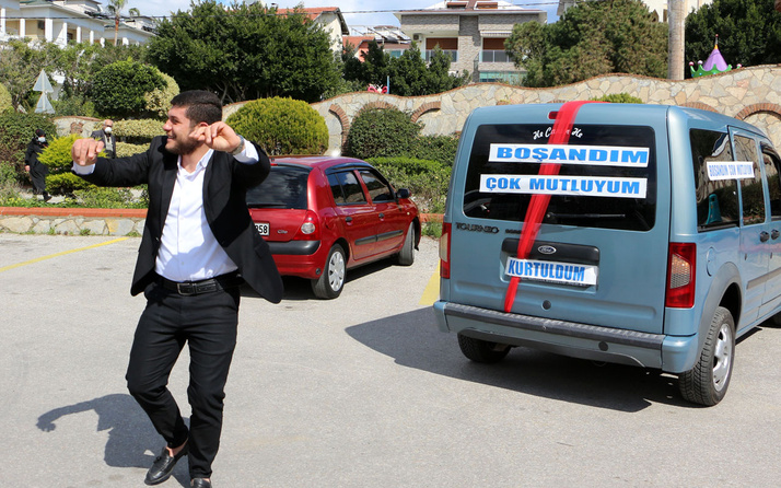 Antalya'da eşinden boşandı konvoyla kutladı aracına 'Kurtuldum' yazdı